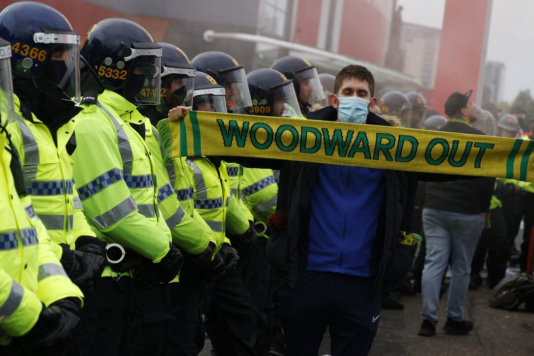 Před Old Trafford se zase protestovalo