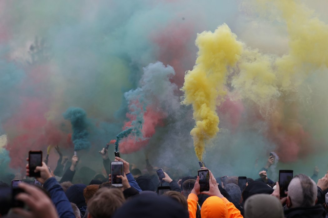 Před Old Trafford se zase protestovalo