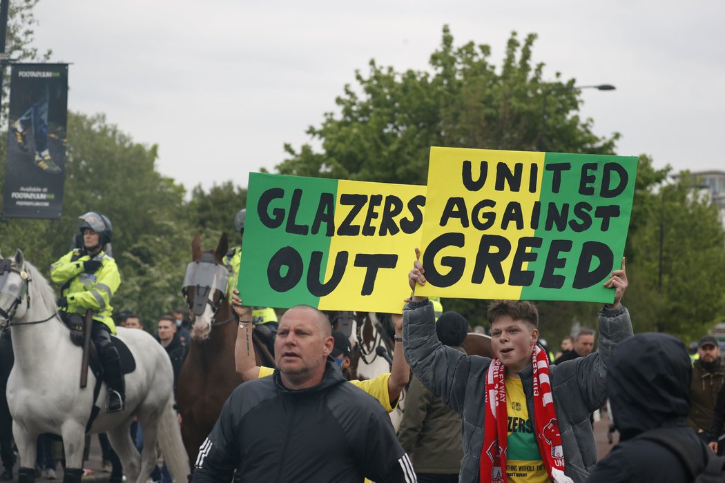 Před Old Trafford se zase protestovalo