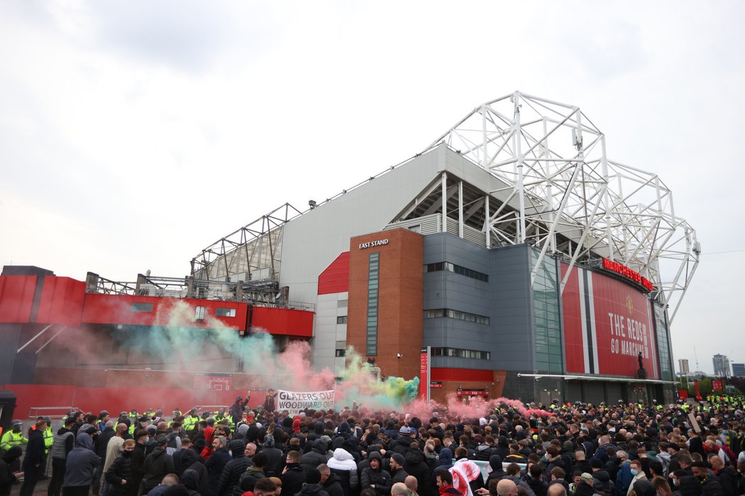 Před Old Trafford se zase protestovalo