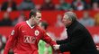 Wayne Rooney dostává pokyny od trenéra Manchesteru Sira Alexe Fergusona.