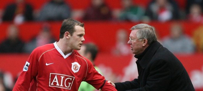 Wayne Rooney dostává pokyny od trenéra Manchesteru Sira Alexe Fergusona.