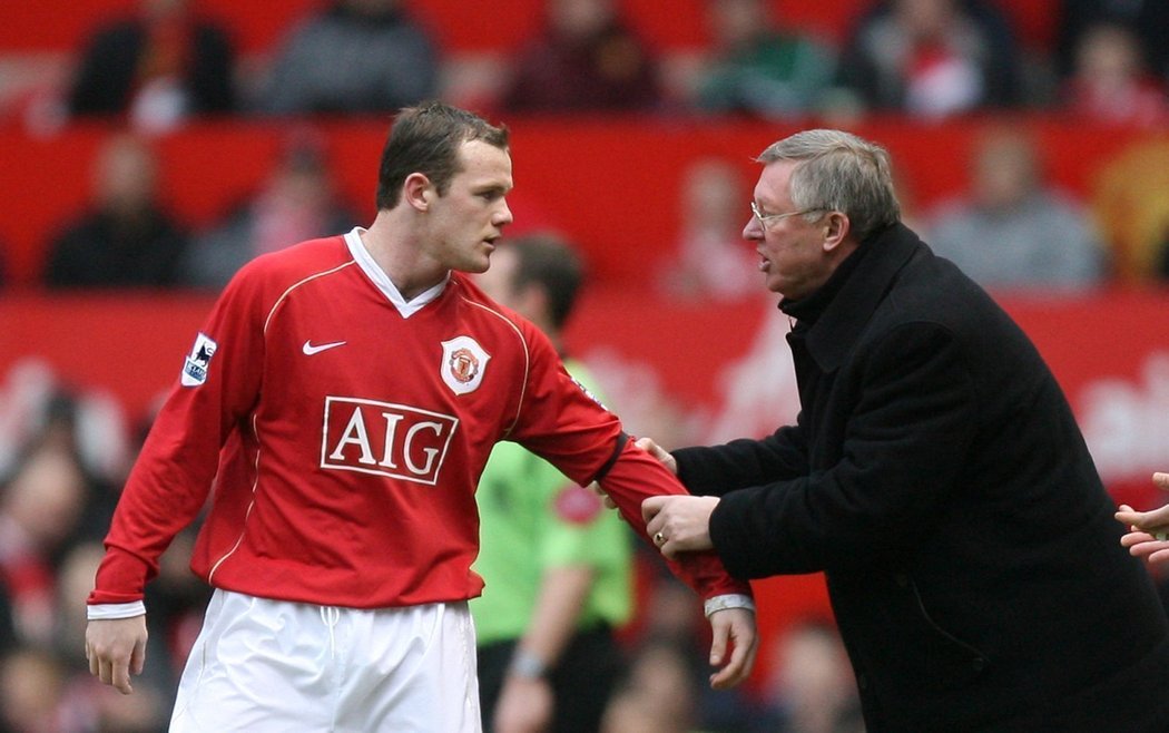 Wayne Rooney dostává pokyny od trenéra Manchesteru Sira Alexe Fergusona.