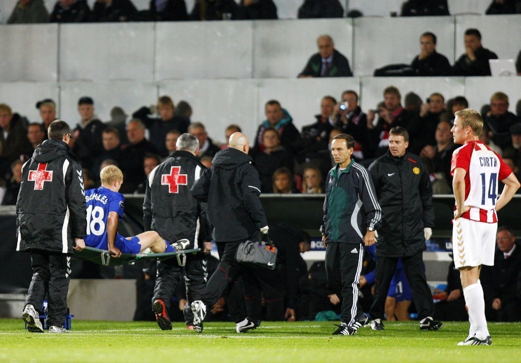 Pau Scholes z Manchesteru United opouští hřiště na nosítkách.