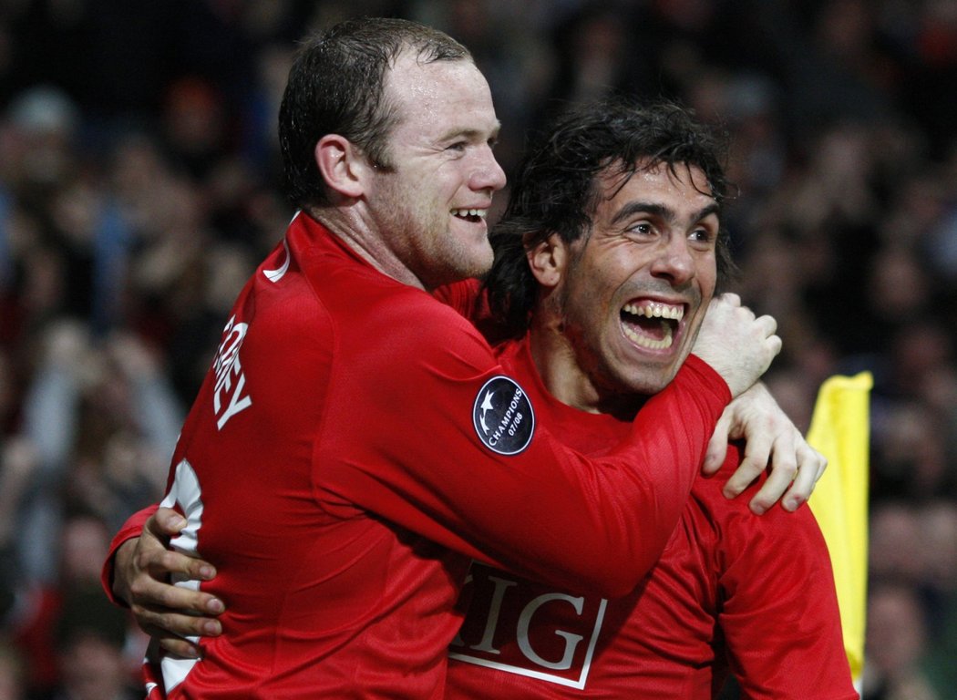 Útočníci Manchesteru United Wayne Rooney a Carlos Tevez (vpravo).