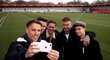 Phil Neville pořizuje selfie s další legendou Manchesteru United Davidem Beckhamem, na fotce jsou i Beckhamovi synové