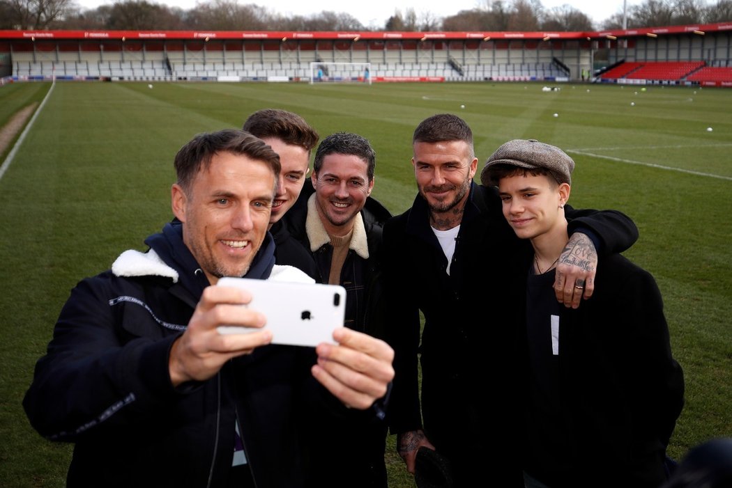 Phil Neville pořizuje selfie s další legendou Manchesteru United Davidem Beckhamem, na fotce jsou i Beckhamovi synové