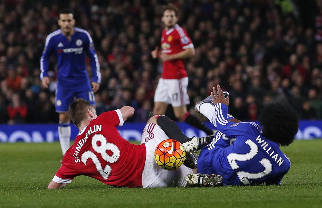 Bitva dvou nesmiřítelných rivalů Manchester United - Chelsea v Premier League nabídla hodně bojovný fotbal.