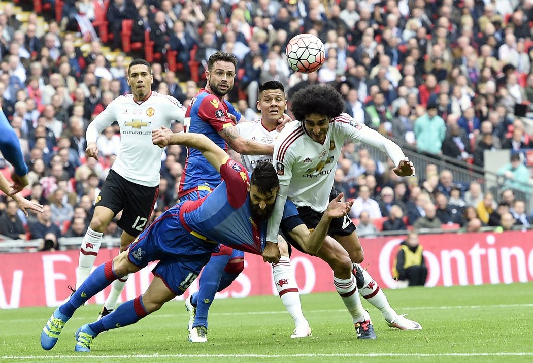 Marouane Fellaini v souboji s Joeyem Ledleym ve finále FA Cupu mezi Manchesterem United a Crystal Palace