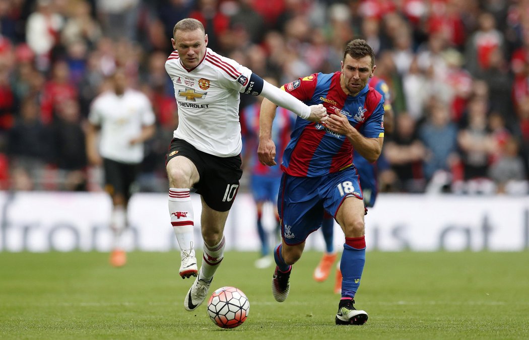 Wayne Rooney se snaží utéct McArthurovi z Crystal Palace ve finále FA Cupu
