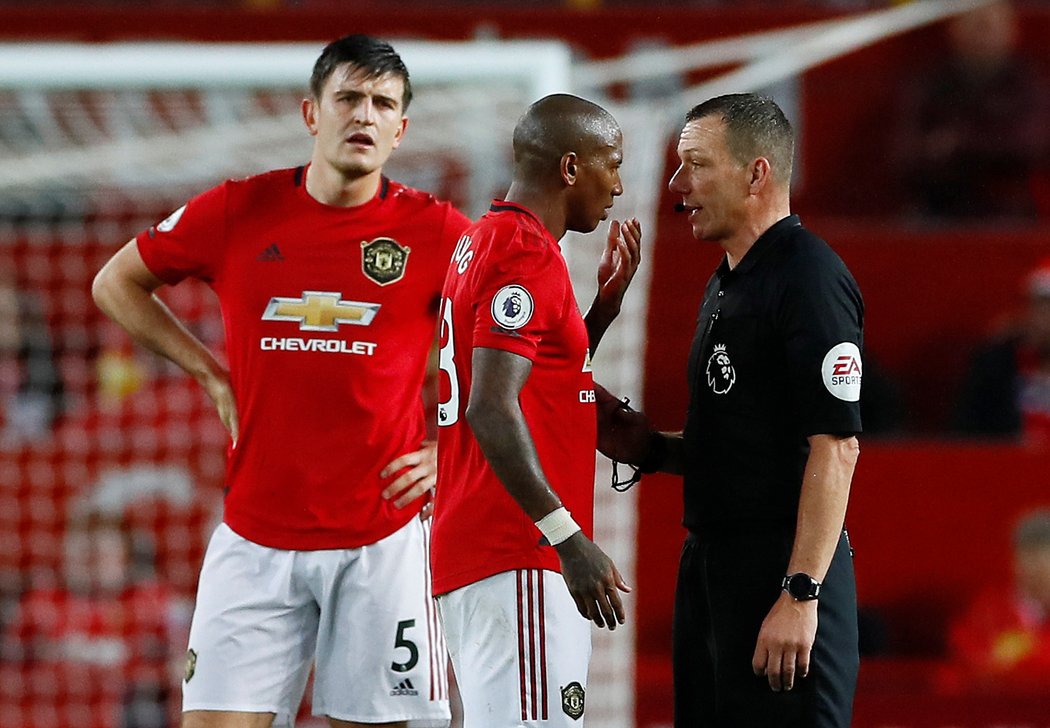 Ashley Young a Harry Maguire spílají rozhodčímu po další ztrátě