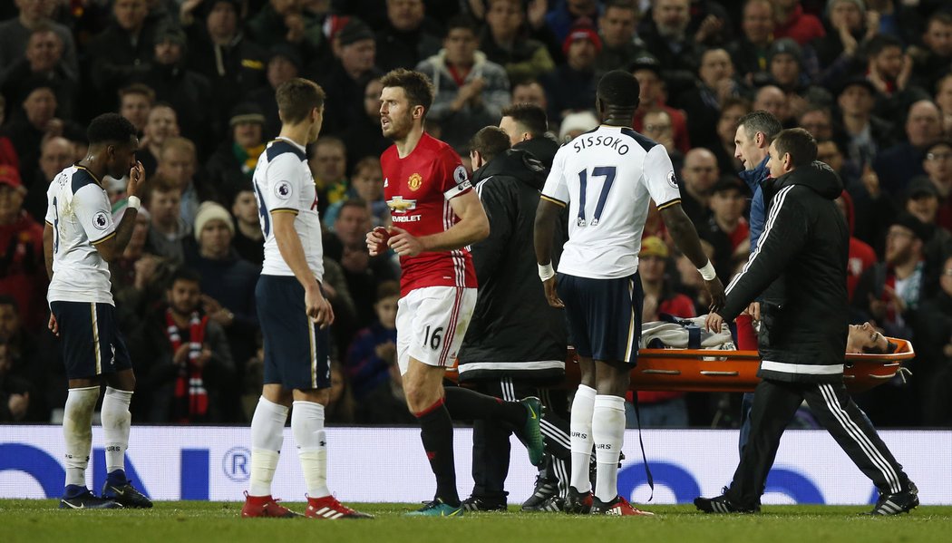 Mchitarjana museli v utkání Manchesteru United s Tottenhamem kvůli zranění vystřídat, arménský záložník opouštěl hřiště na nosítkách