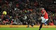Záložník Manchesteru United Paul Pogba se snaží ohrozit branku Stoke
