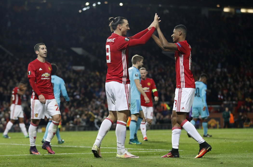 Chvíle slávy. Zlatan Ibrahimovic se raduje z branky Manchesteru United společně s útočníkem Marcusem Rashfordem