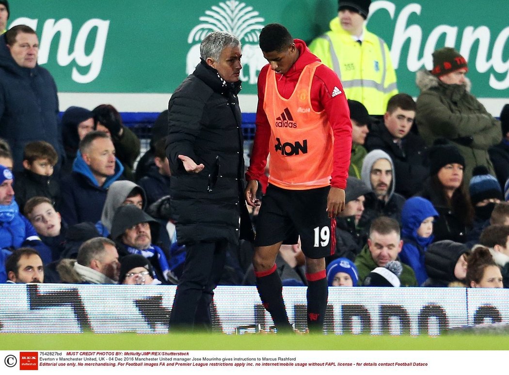 Trenér Manchesteru United José Mourinho udílí pokyny útočníkovi Marcusovi Rashfordovi