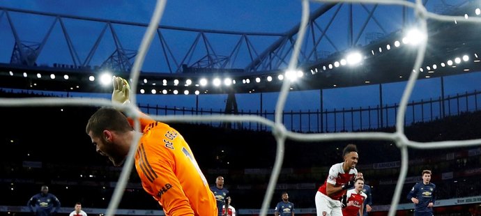 Gólman Manchesteru United David de Gea ve chvíli, kdy obdržel branku od Arsenalu