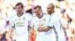 Fotbalisté Mancehesteru United se radují z gólu Karla Poborského v exhibici proti legendám Barcelony