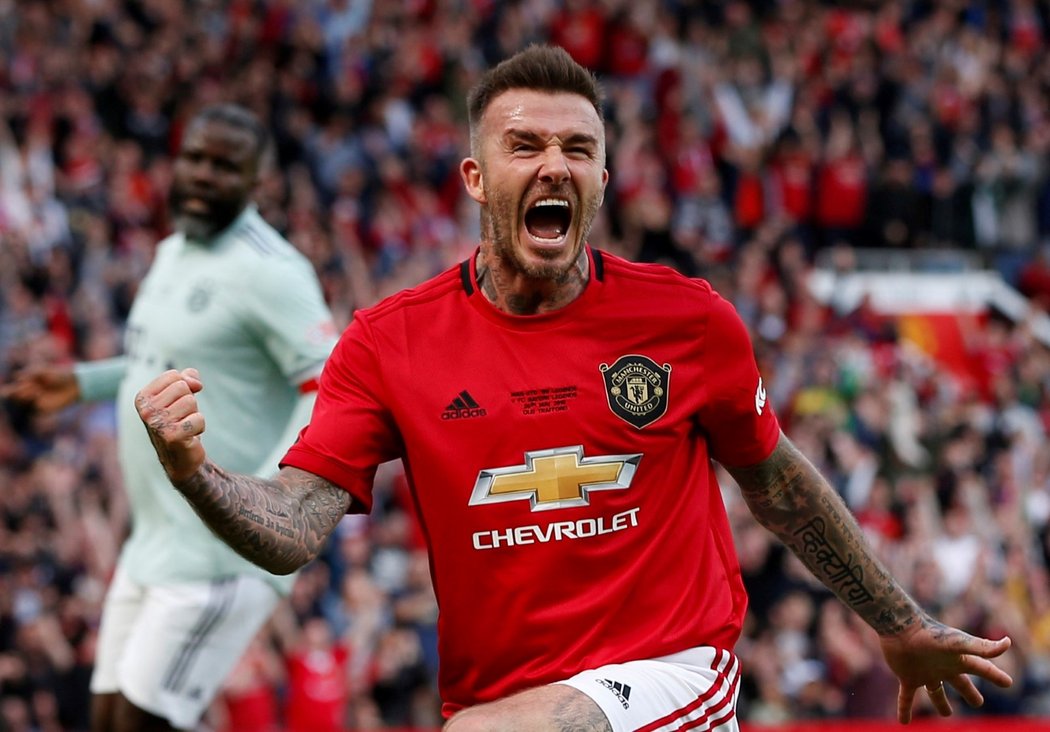 David Beckham oslavuje svou trefu v zápase legend Manchesteru United a Bayernu Mnichov