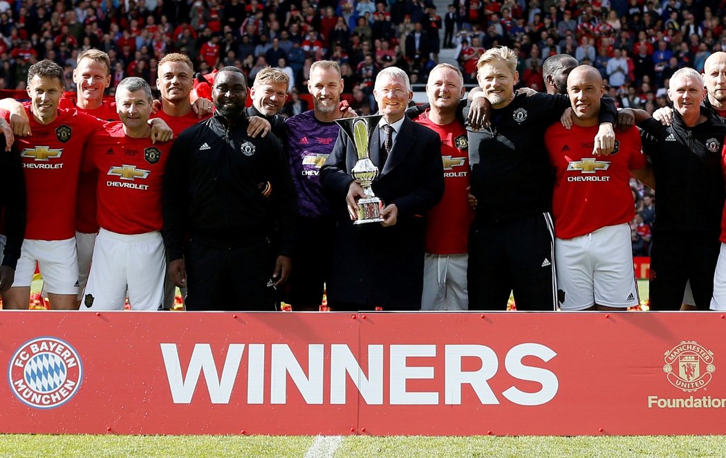 Hráči Manchesteru United s trofejí poté, co porazili v zápase legend Bayern Mnichov 5:0