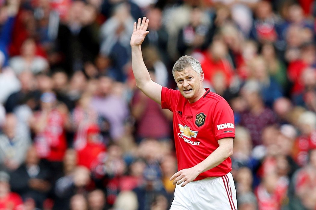 Ole Gunnar Solskjaer zdraví fanoušky při zápase legend Manchesteru United a Bayernu Mnichov