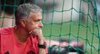 Zamyšlený trenér Manchesteru United José Mourinho během přípravy s Bayernem