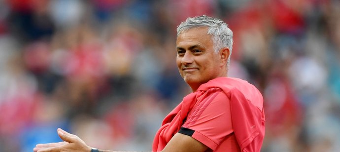 Trenér Manchesteru United José Mourinho tleská svým svěřencům během duelu s Bayernem