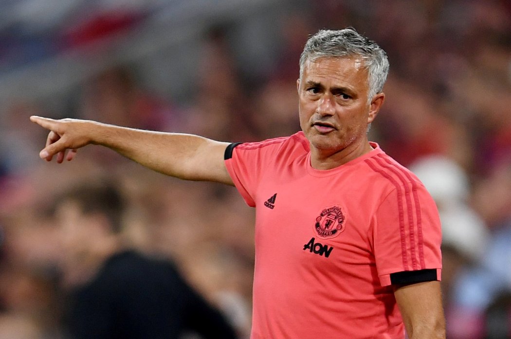 José Mourinho předává pokyny hráčům United během přípravy s Bayernem