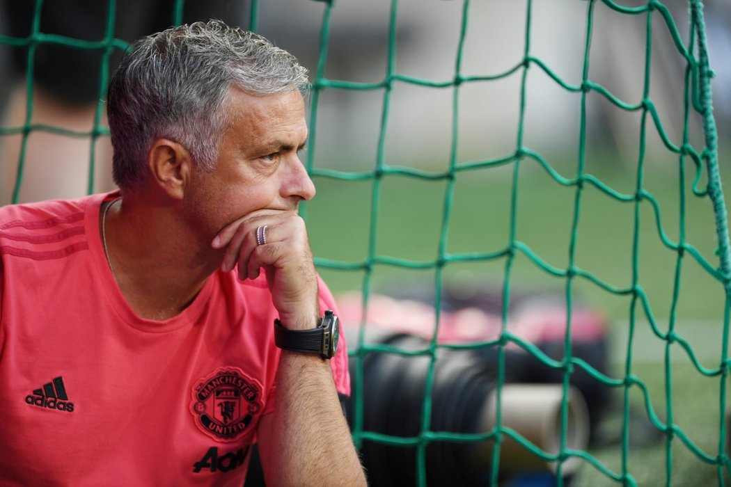 Zamyšlený trenér Manchesteru United José Mourinho během přípravy s Bayernem