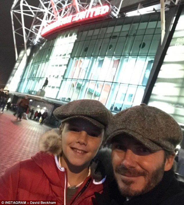 David Beckham se synem Romeem navštívili zápas Manchesteru United.