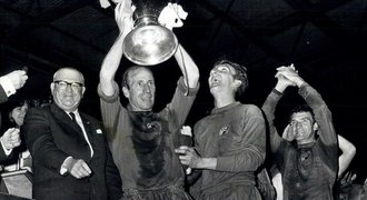 Anglie přišla o ikonu. Bobby Charlton (†86) táhl United, přežil pád letadla
