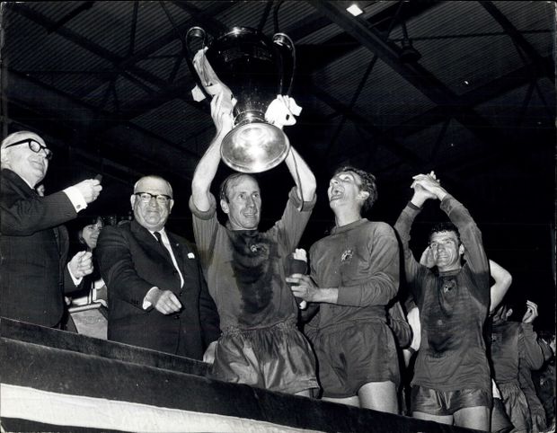 Bobby Charlton dovedl Manchester United v roce 1968 k vítězství v PMEZ, předchůdce Ligy mistrů Bobby Charlton dovedl Manchester United v roce 1968 k vítězství v PMEZ, předchůdce Ligy mistrů