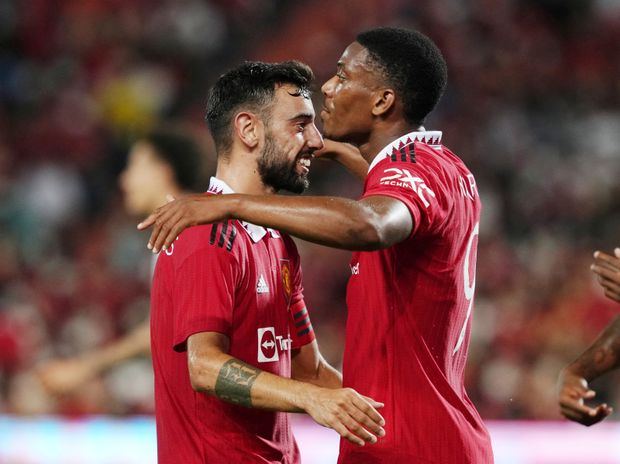 Bruno Fernandes gratuluje Anthonymu Martialovi k trefě Bruno Fernandes gratuluje Anthonymu Martialovi k trefě