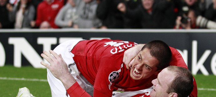 Rooney slaví spolu s Hernandezem