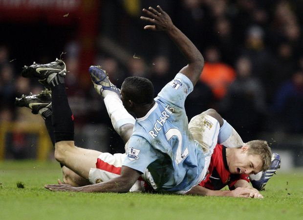 Micah Richards z Manchesteru City ve srážce s Darrenem Fletcherem z United. Micah Richards z Manchesteru City ve srážce s Darrenem Fletcherem z United.