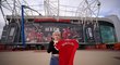 Fanynka s dresem Cristiana Ronalda před Old Trafford
