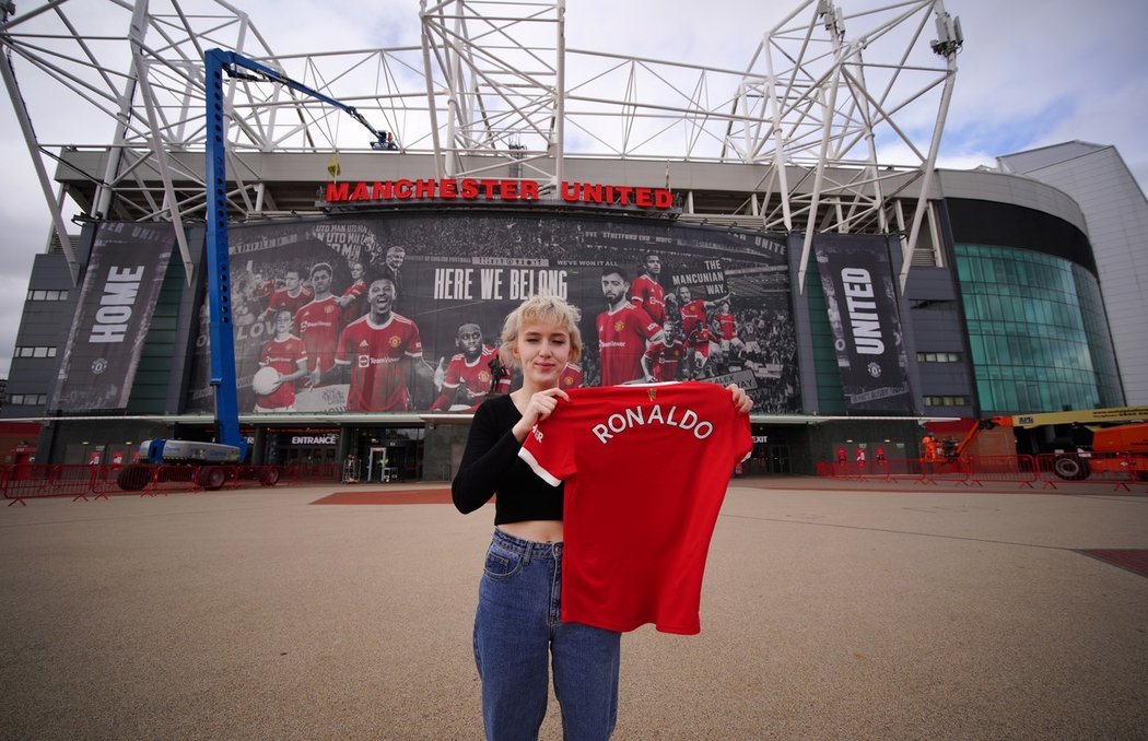 Fanynka s dresem Cristiana Ronalda před Old Trafford