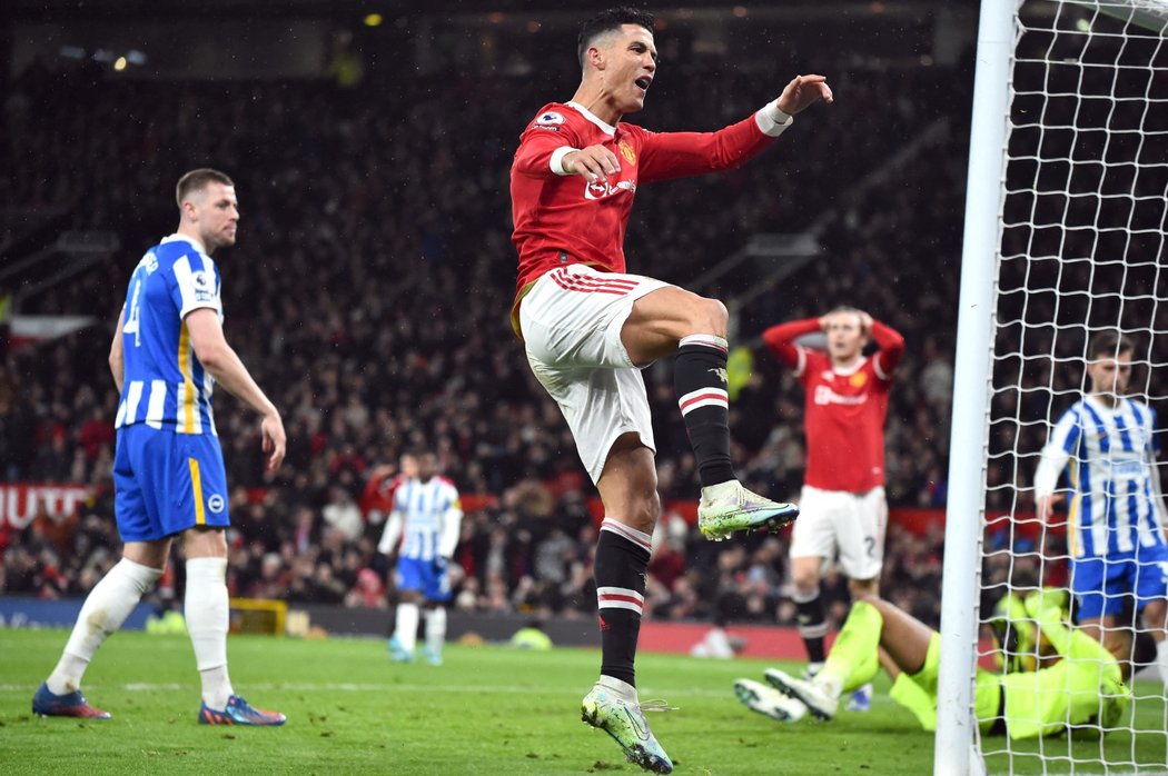 Cristiano Ronaldo ukončil letošní střelecký půst a v dohrávce 18. kola anglické fotbalové ligy přispěl k vítězství Manchesteru United 2:0 nad Brightonem.