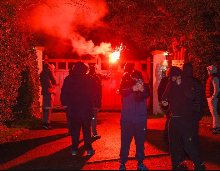 Hooligans před domem šéfa United