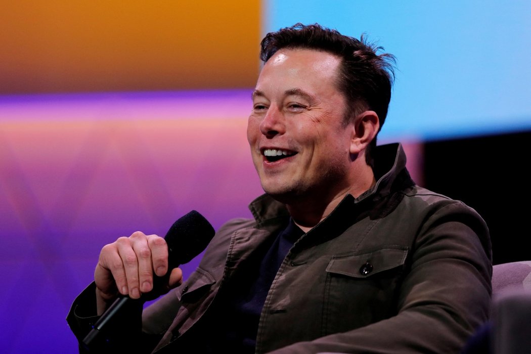 Elon Musk si utahuje z Manchesteru United