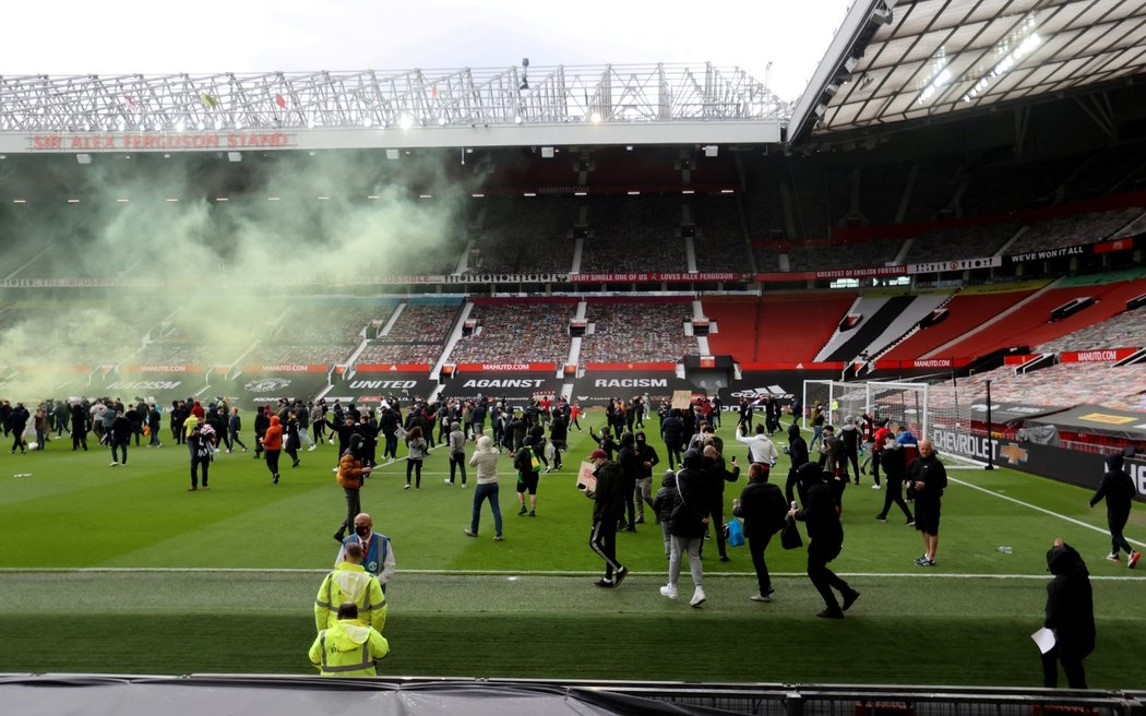 Protesty fanoušků Manchesteru United proti majitelům klubu. Někteří z příznivců vtrhli i na stadion.