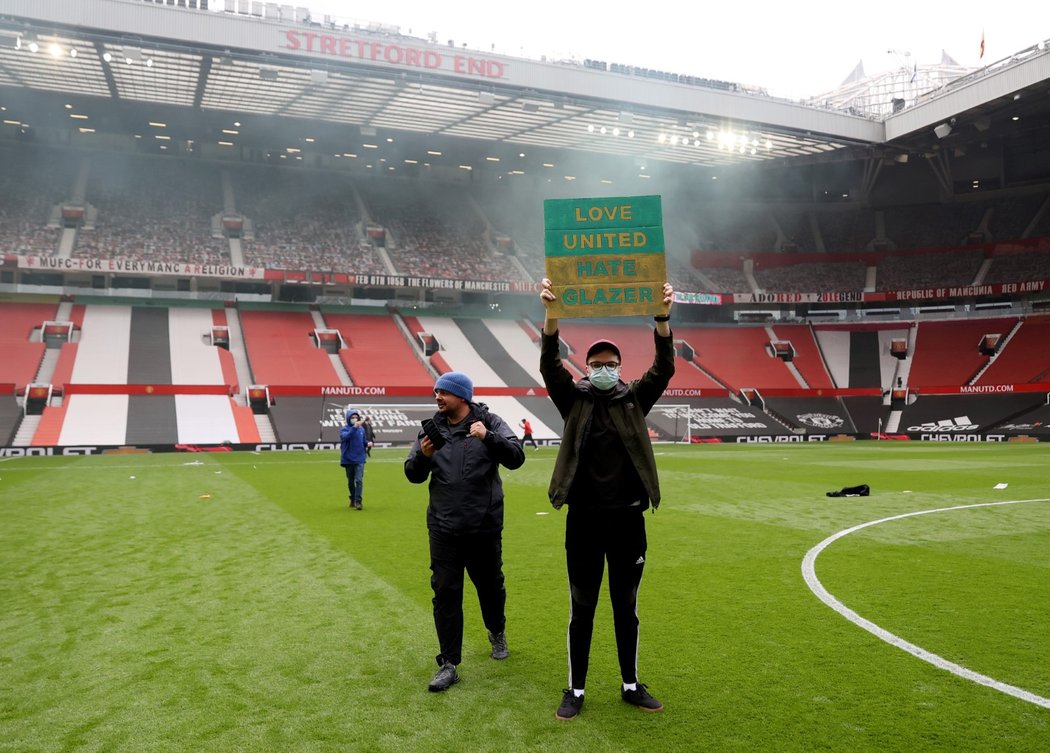 Protesty fanoušků Manchesteru United proti majitelům klubu. Někteří z příznivců vtrhli i na stadion.