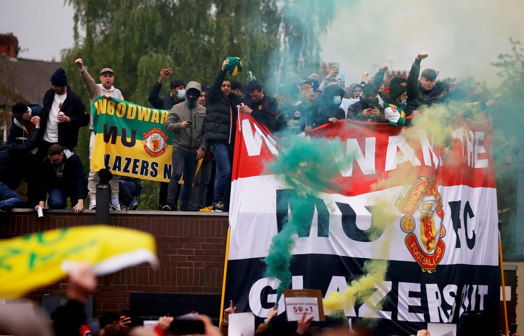 Protesty fanoušků Manchesteru United proti majitelům klubu. Někteří z příznivců vtrhli i na stadion.