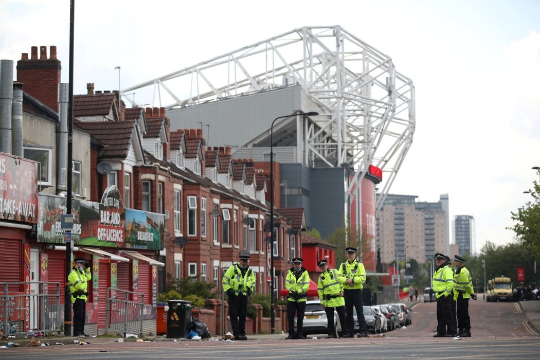 Protesty fanoušků Manchesteru United proti majitelům klubu. Někteří z příznivců vtrhli i na stadion.