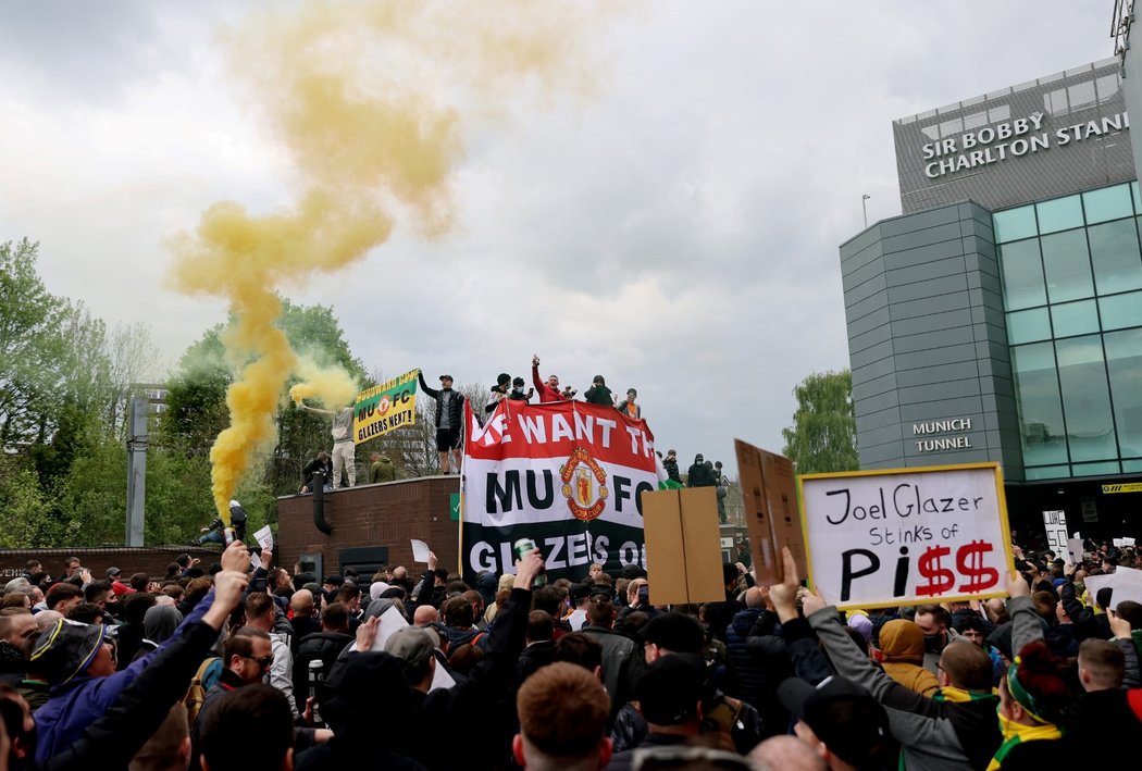 Protesty fanoušků Manchesteru United proti majitelům klubu. Někteří z příznivců vtrhli i na stadion.