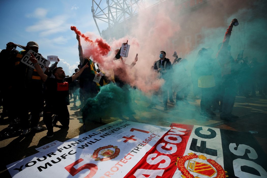 Protesty fanoušků Manchesteru United proti majitelům klubu. Někteří z příznivců vtrhli i na stadion.