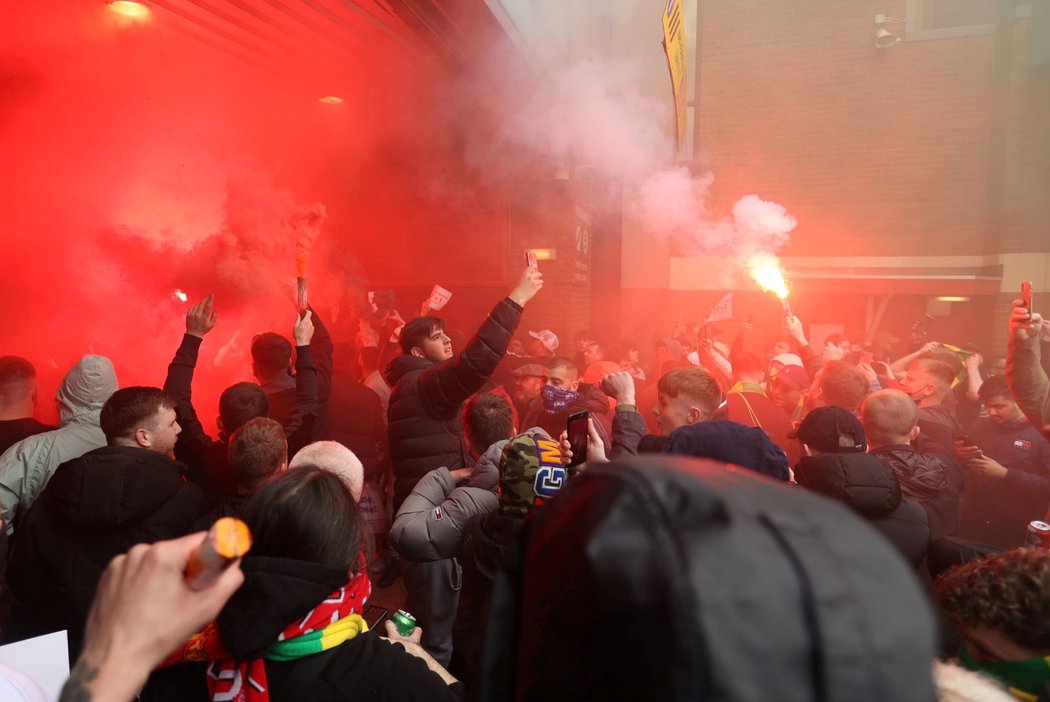 Protesty fanoušků Manchesteru United proti majitelům klubu. Někteří z příznivců vtrhli i na stadion.