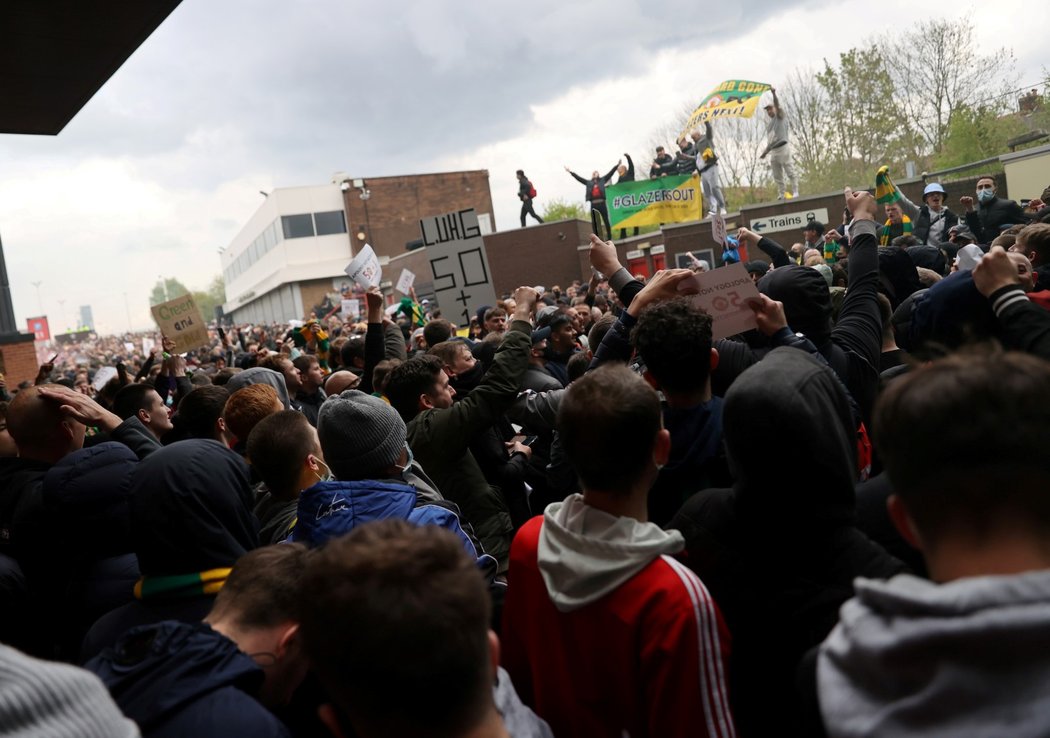 Protesty fanoušků Manchesteru United proti majitelům klubu. Někteří z příznivců vtrhli i na stadion.