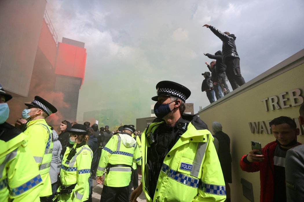 Protesty fanoušků Manchesteru United proti majitelům klubu. Někteří z příznivců vtrhli i na stadion.