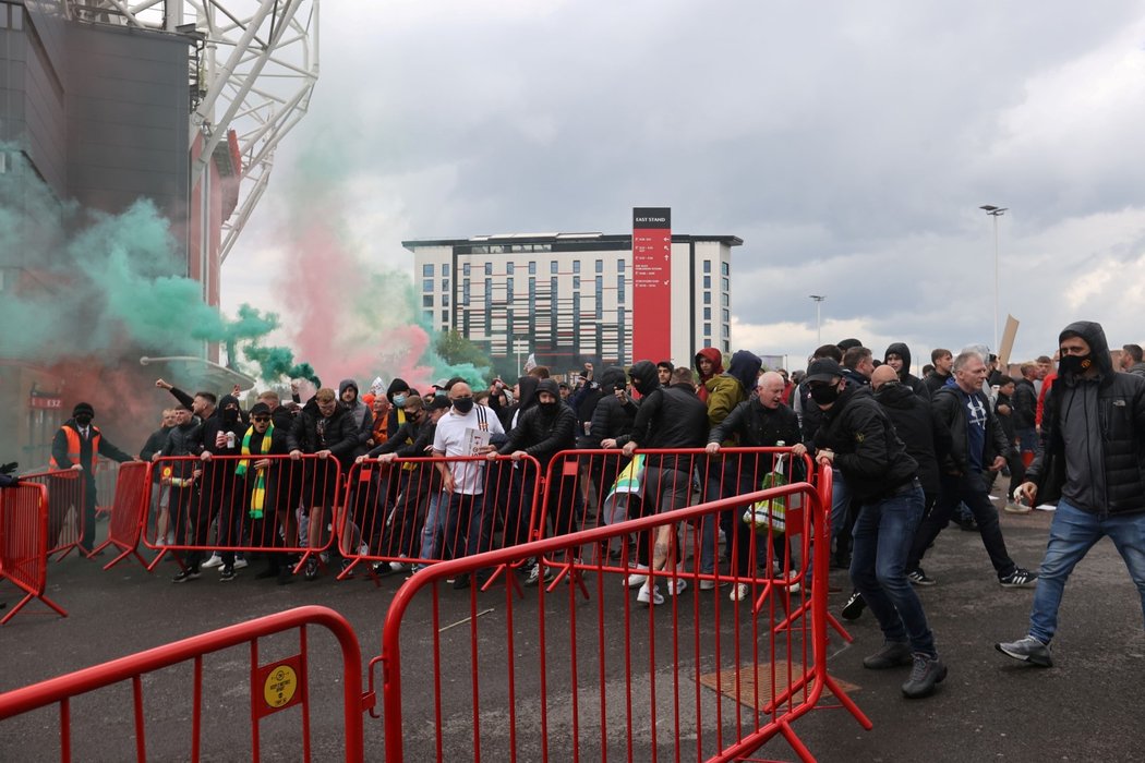 Protesty fanoušků Manchesteru United proti majitelům klubu. Někteří z příznivců vtrhli i na stadion.