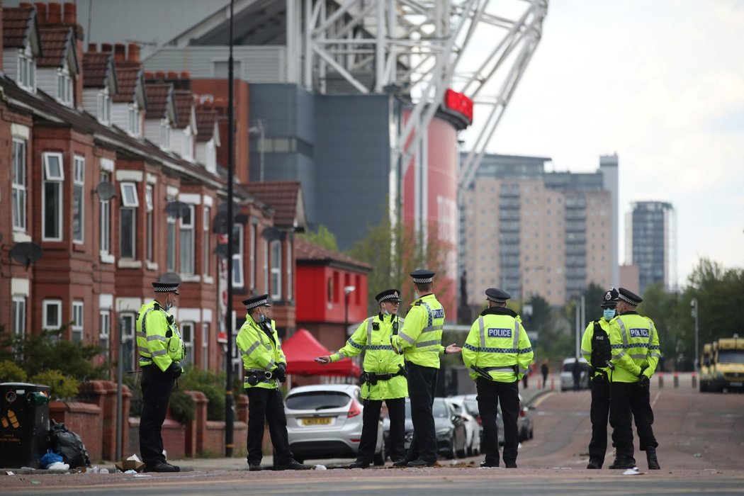 Protesty fanoušků Manchesteru United proti majitelům klubu. Někteří z příznivců vtrhli i na stadion.